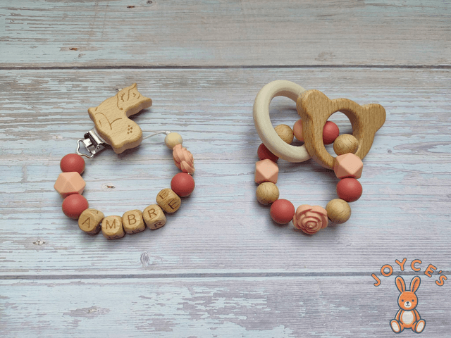 Attache tétine rose fleur - Modèle Ambre - prénom 6 lettres max 