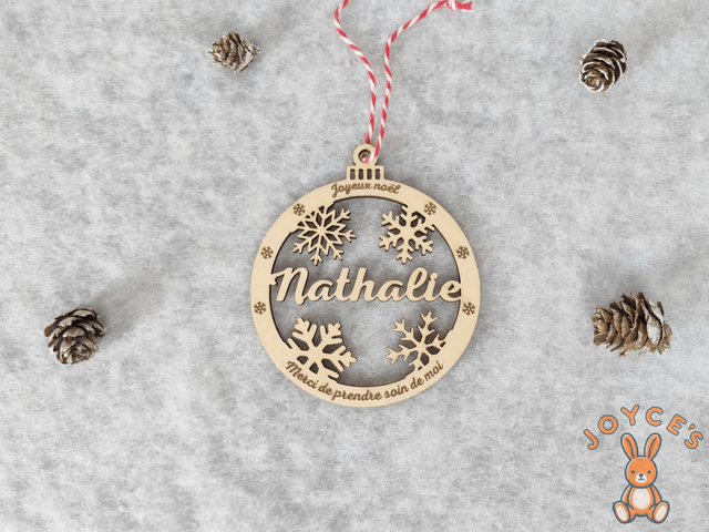 Boule de noël personnalisée - 9cm - Modèle Nathalie - Assistantes maternelles, maîtresses, ATSEM, AVS, AESH